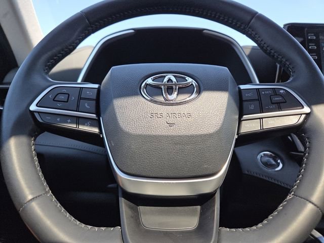 Used 2022 Toyota Highlander XLE AWD/4WD image 37