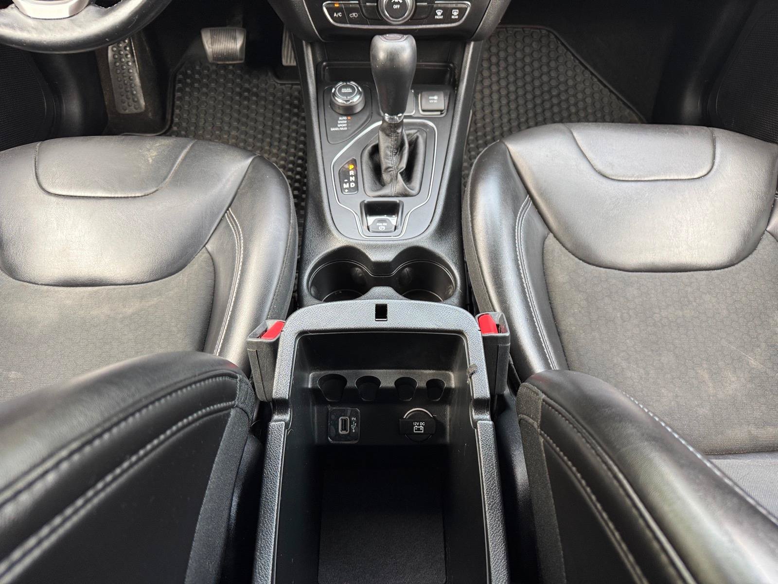 Used 2019 Jeep Cherokee Latitude Plus w/ Cold Weather Group AWD/4WD image 12