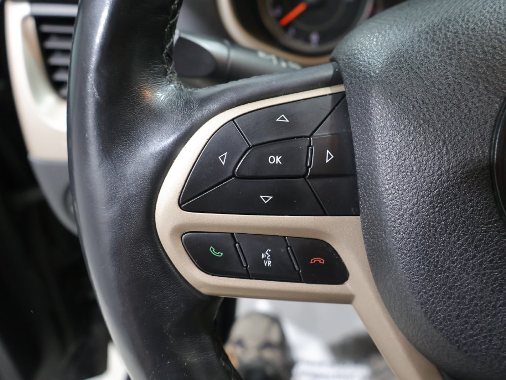 Used 2018 Jeep Cherokee Latitude w/ Cold Weather Group FWD image 32