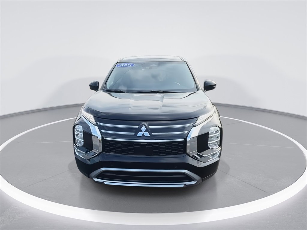 New 2025 Mitsubishi Outlander SE image 3