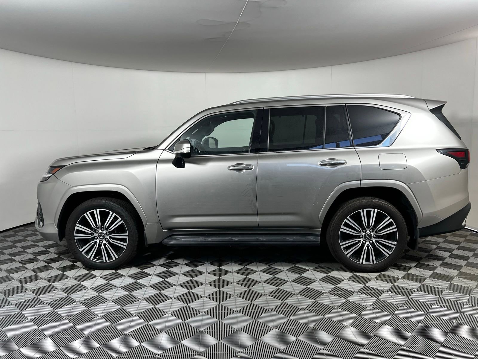 Used 2024 Lexus LX 600 4WD w/ Luxury Package image 8