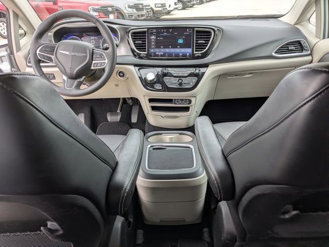 Used 2024 Chrysler Pacifica Touring-L FWD image 4