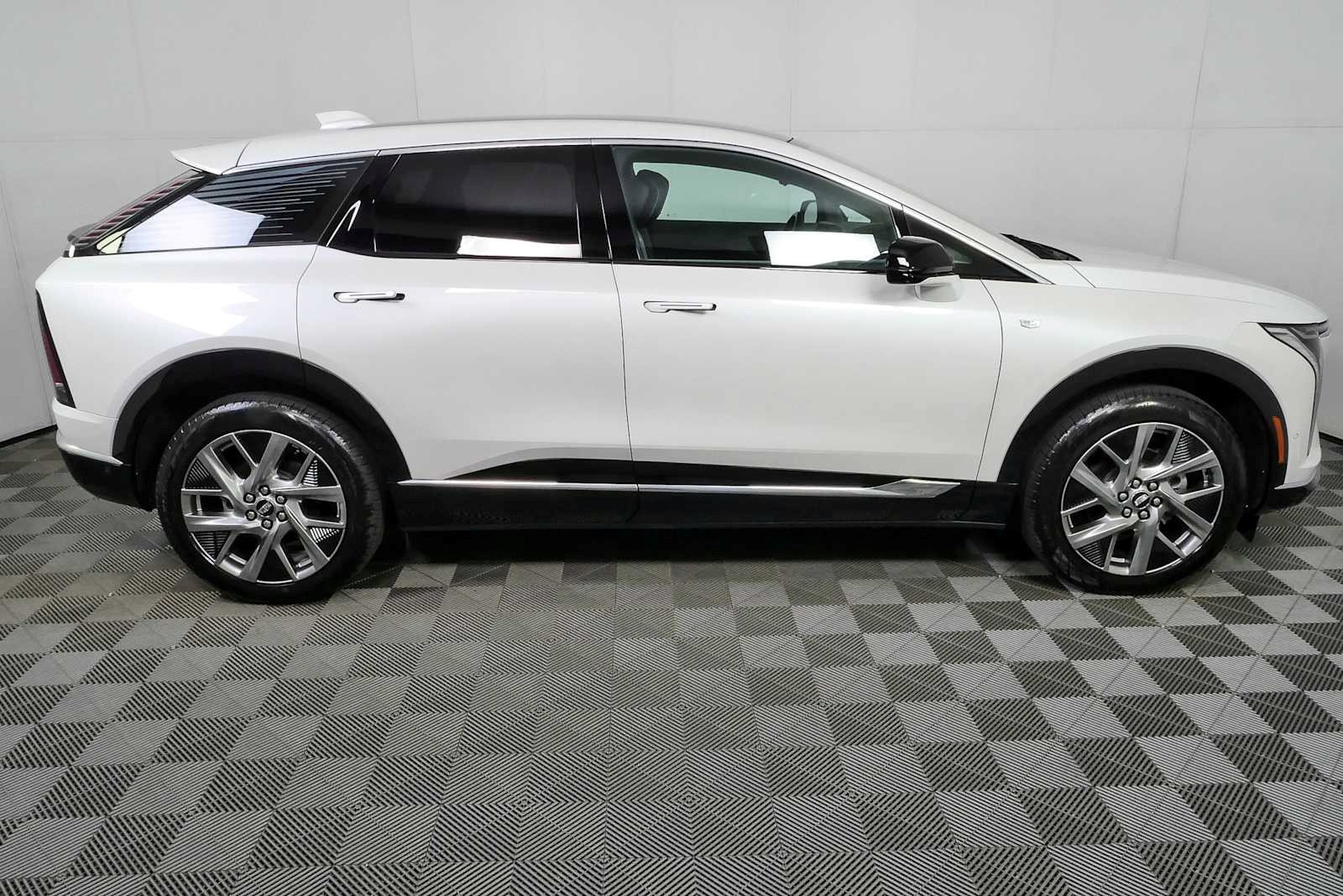 Certified 2025 Cadillac Optiq Luxury 1 AWD/4WD image 2