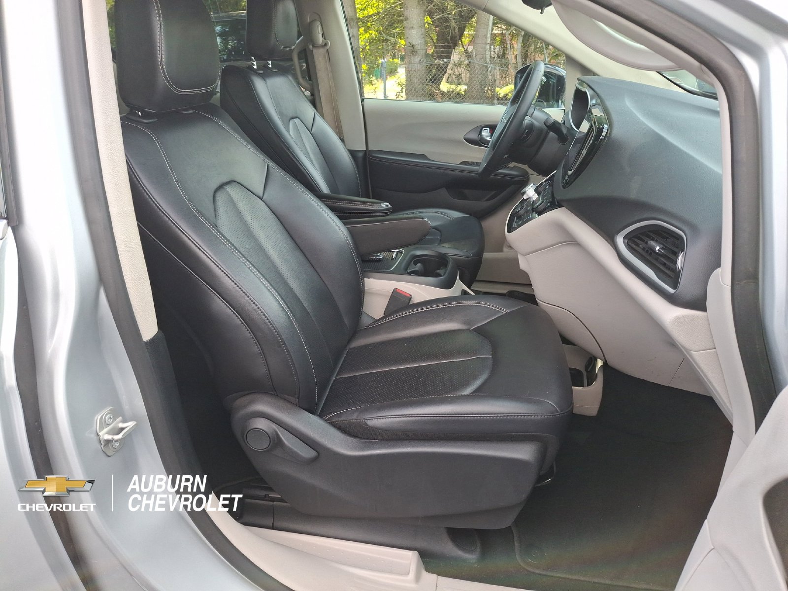 Used 2024 Chrysler Pacifica Touring-L FWD image 23