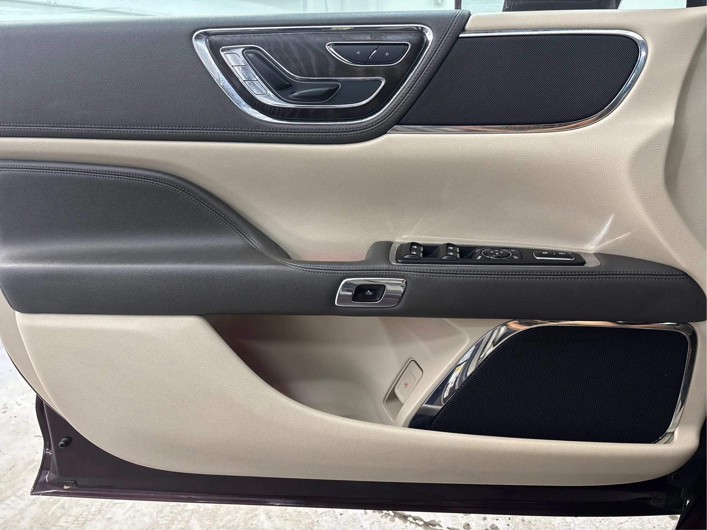 Used 2017 Lincoln Continental Select FWD image 25