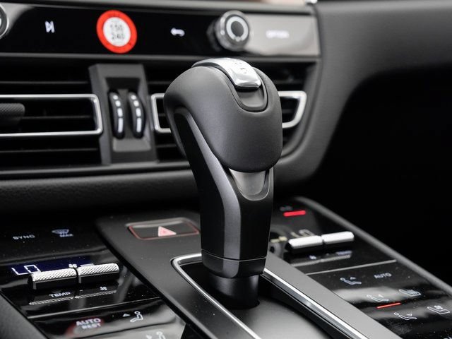 Certified 2025 Porsche Macan AWD/4WD image 21