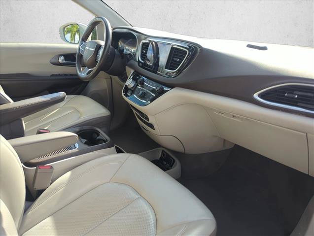 Used 2019 Chrysler Pacifica Touring-L Plus w/ Advanced Safetytec Group FWD image 17