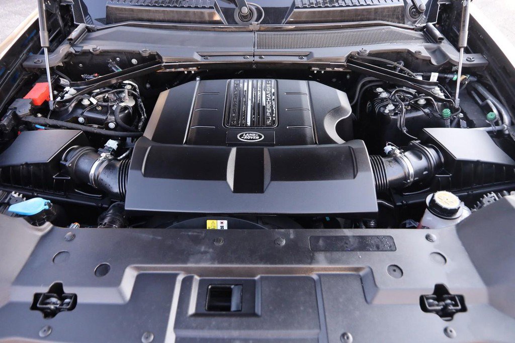 Used 2024 Land Rover Defender 110 SE image 30