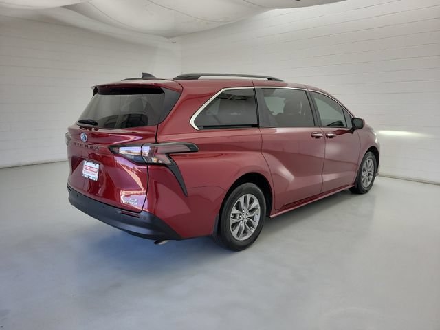 Used 2024 Toyota Sienna XLE FWD image 5