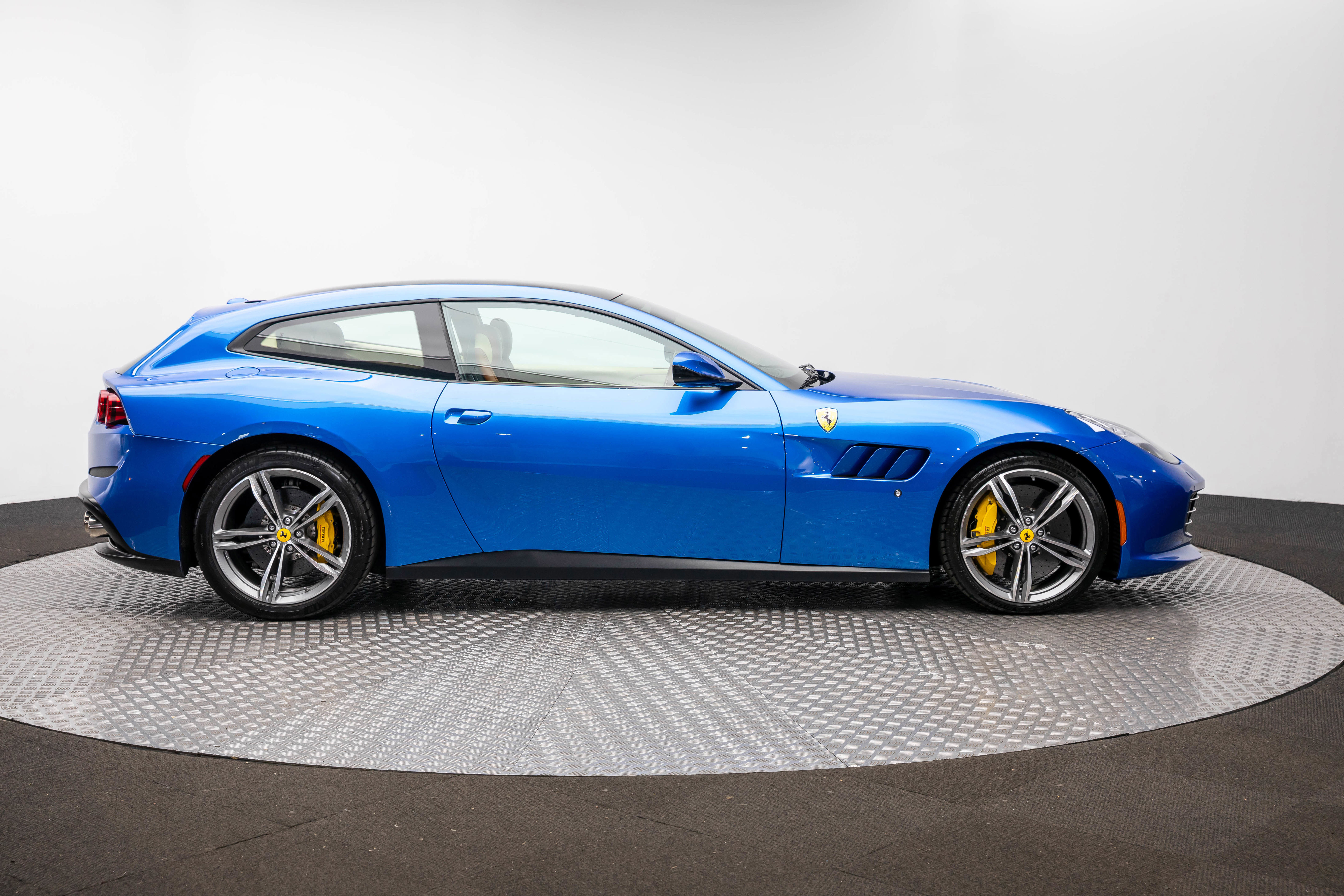 Certified 2018 Ferrari GTC4Lusso image 9