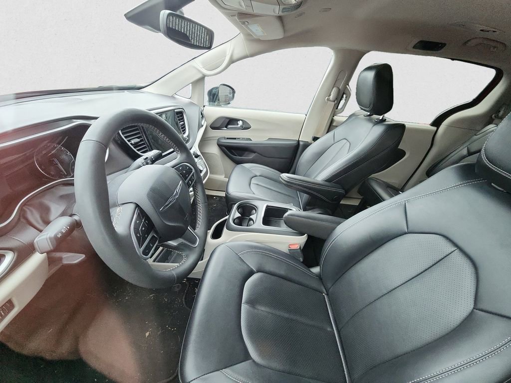 Used 2024 Chrysler Pacifica Touring-L image 7