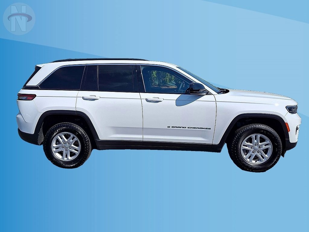 Used 2024 Jeep Grand Cherokee Laredo AWD/4WD image 9