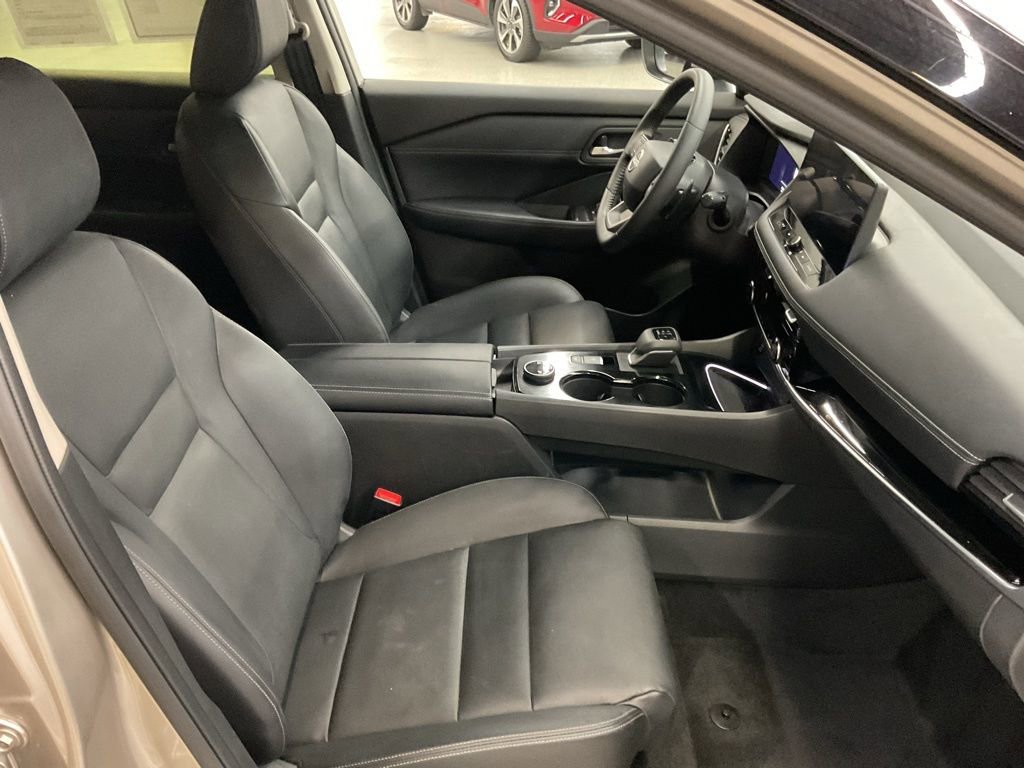 Used 2025 Nissan Rogue SL AWD/4WD image 18