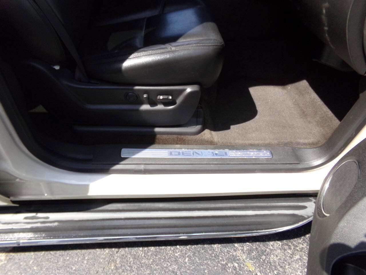 Used 2013 GMC Yukon XL Denali image 37