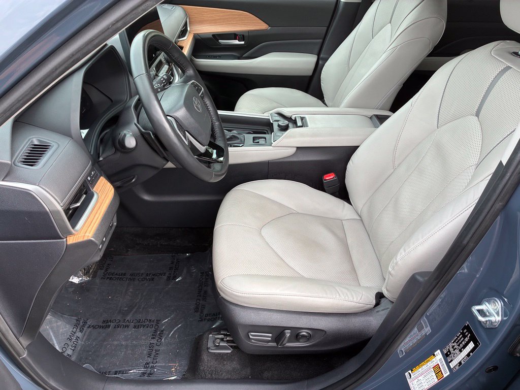 Used 2025 Toyota Grand Highlander AWD image 16