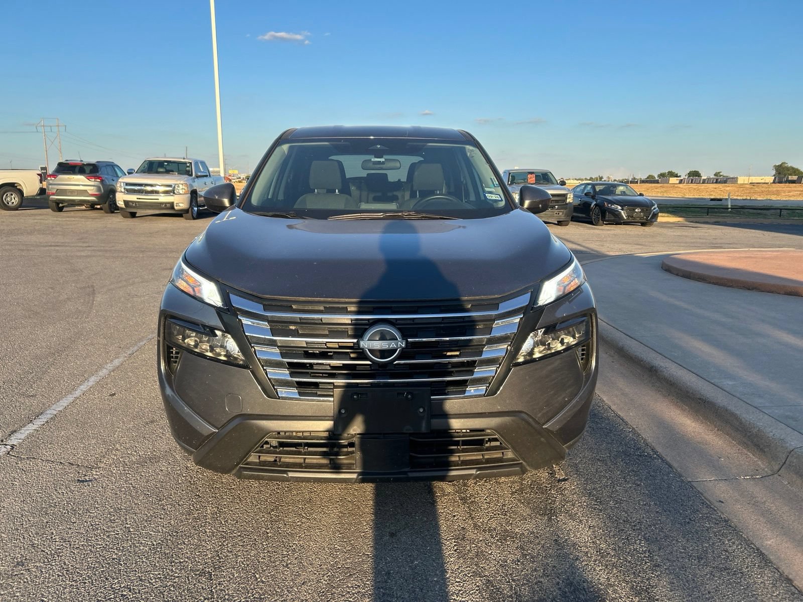Used 2025 Nissan Rogue SV FWD image 2