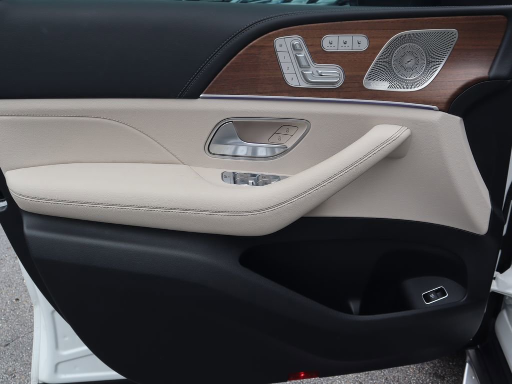 Used 2025 Mercedes-Benz GLS 580 4MATIC image 19
