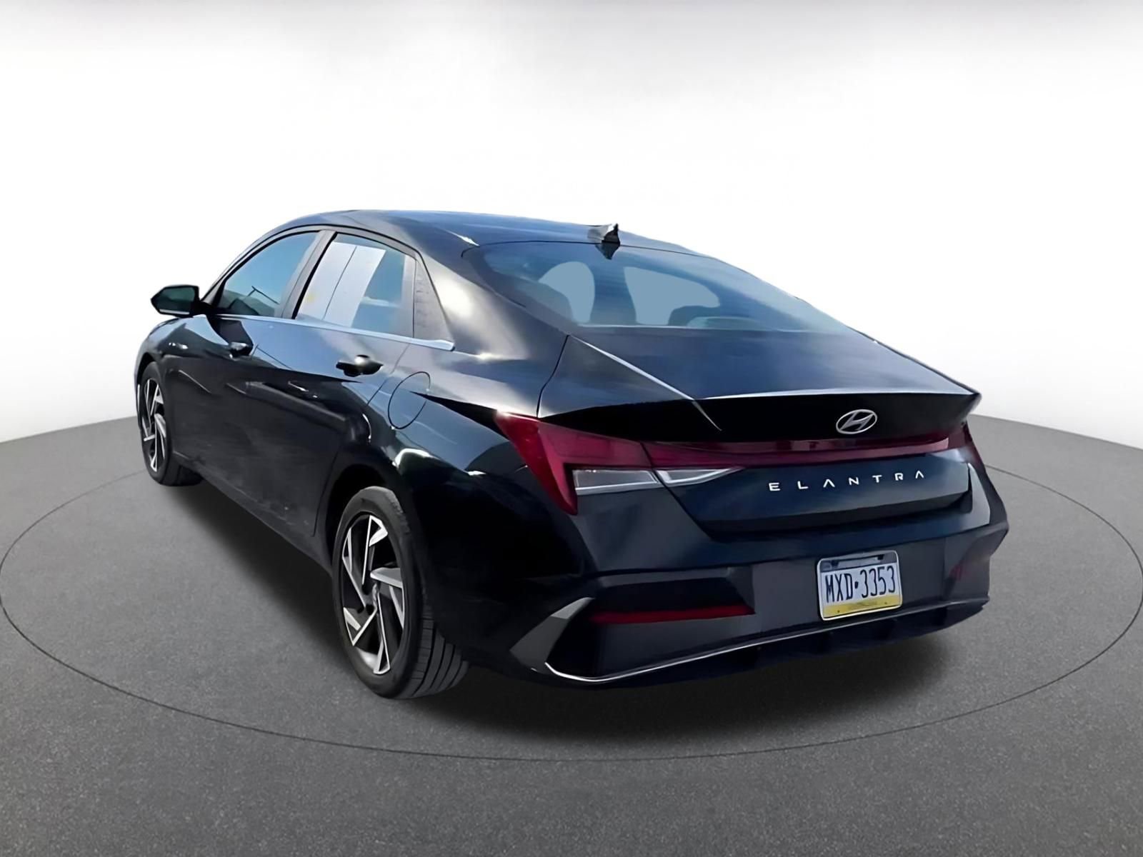 Used 2025 Hyundai Elantra SEL image 11