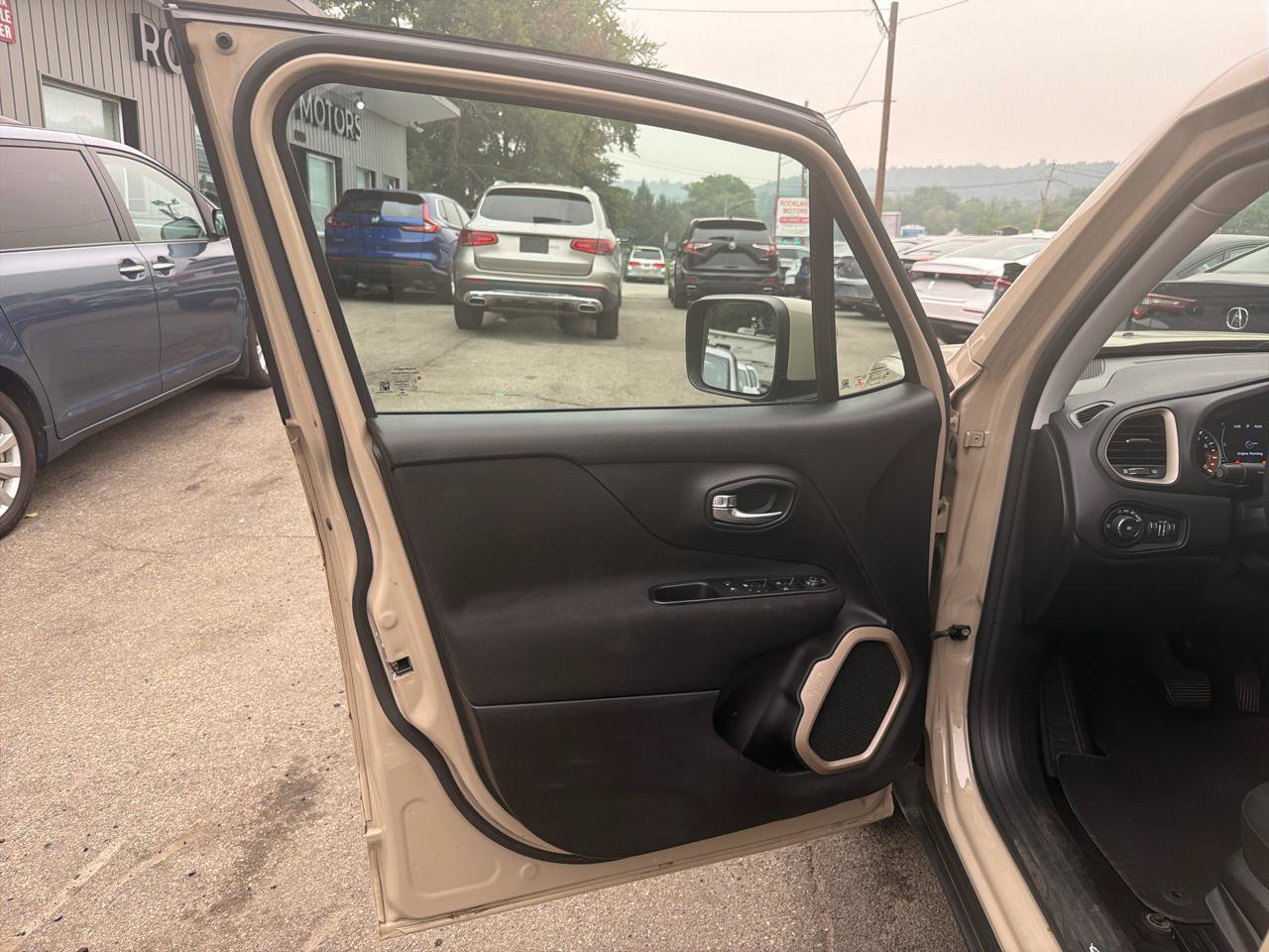 Used 2016 Jeep Renegade Latitude FWD image 16