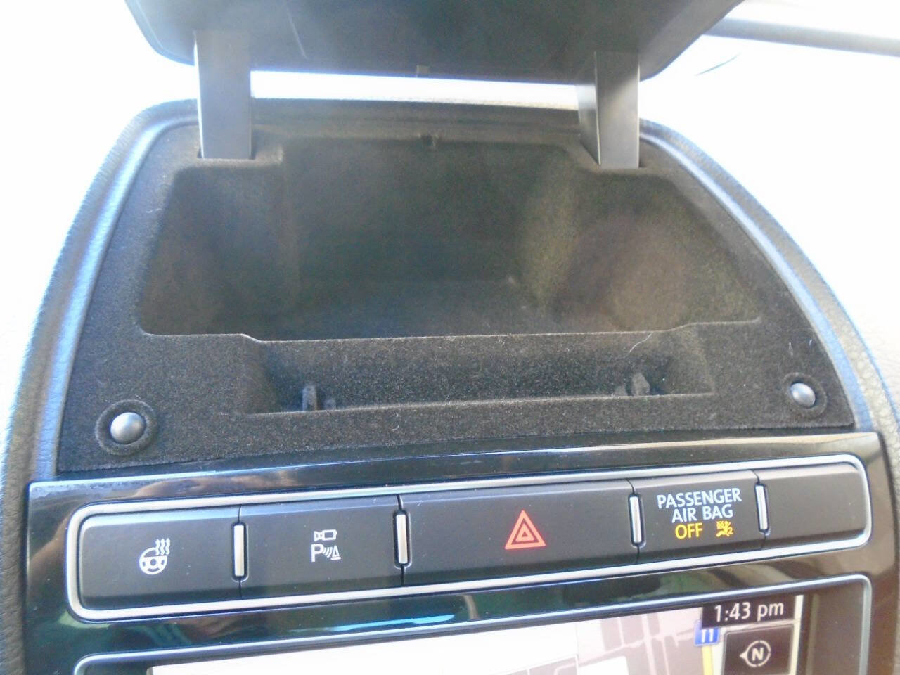 Used 2016 Volkswagen Touareg TDI image 46