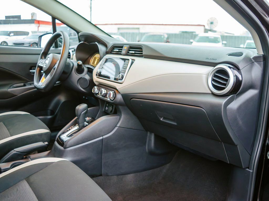 Used 2022 Nissan Versa SV image 32