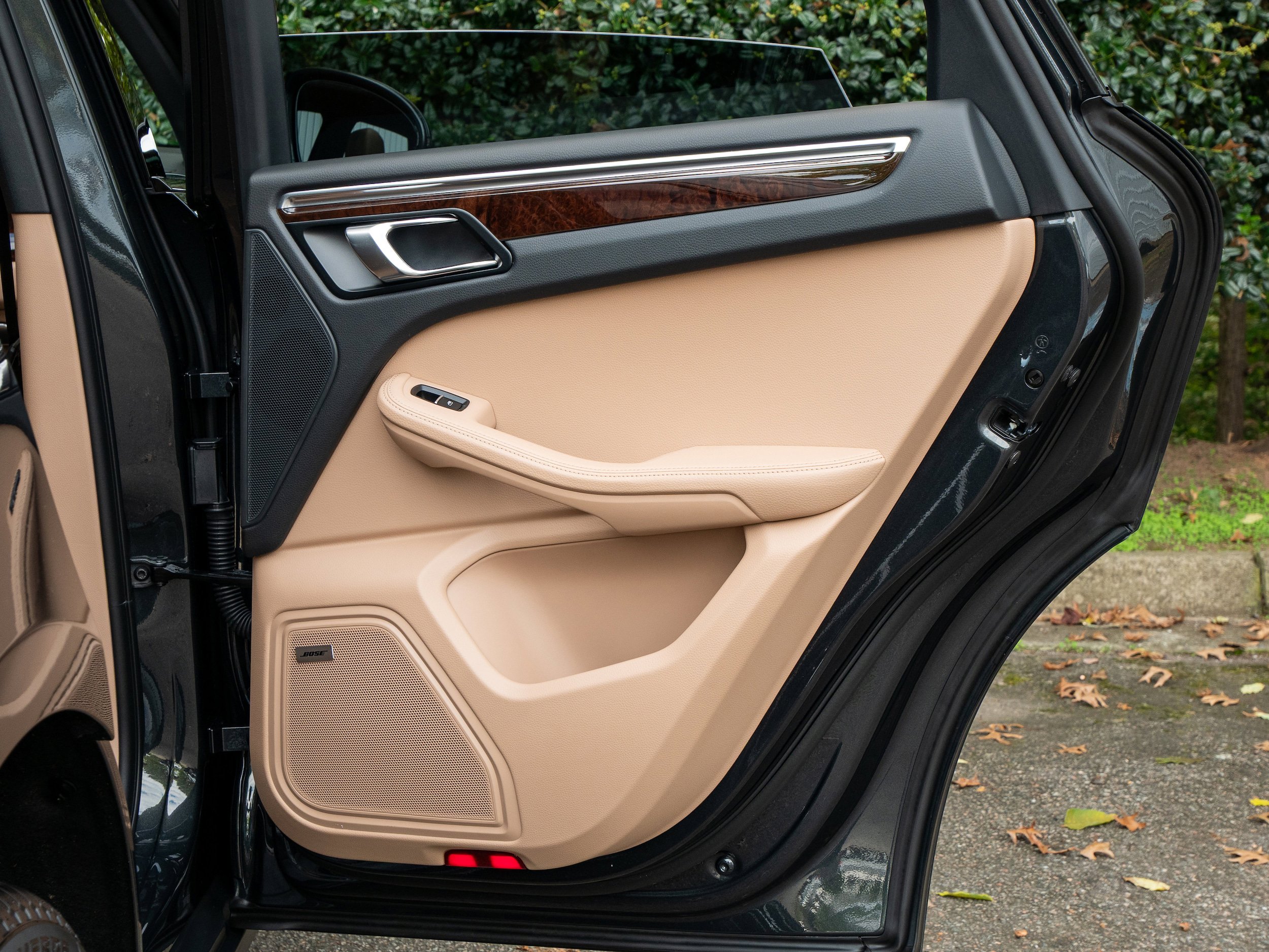 Certified 2025 Porsche Macan AWD/4WD image 35