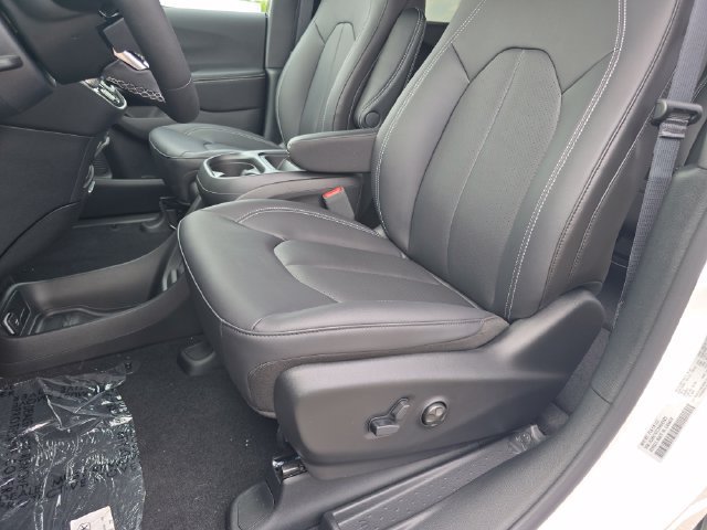 New 2027 Chrysler Pacifica LX FWD image 5