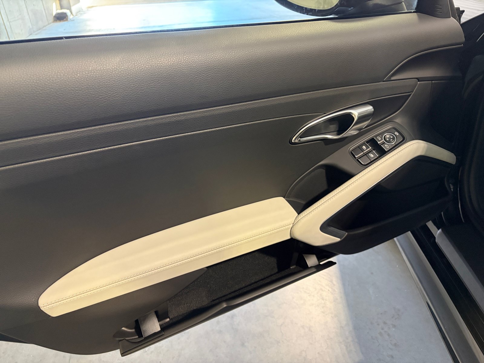 Certified 2025 Porsche 718 Cayman RWD image 32