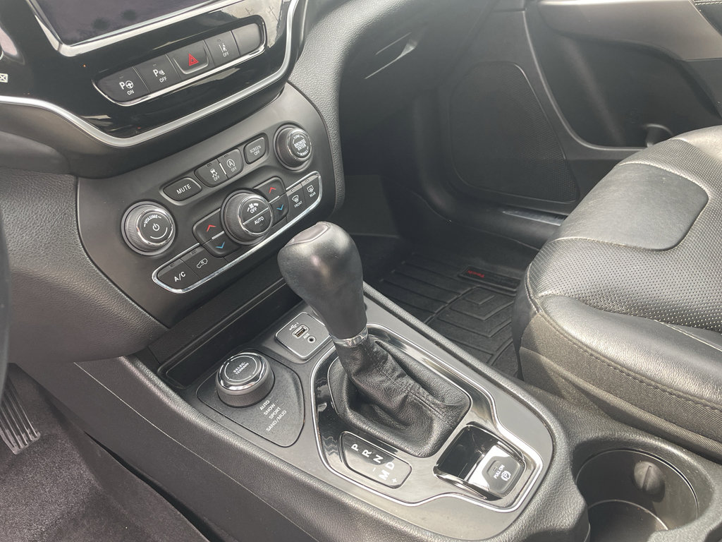 Used 2019 Jeep Cherokee Overland w/ Technology Group AWD/4WD image 8