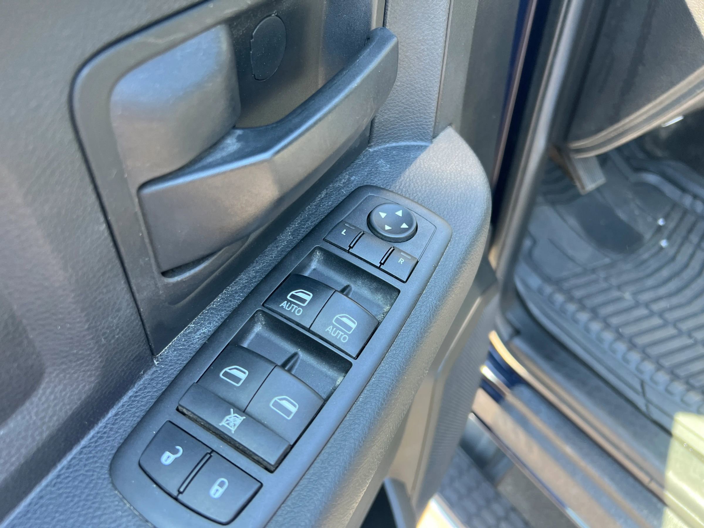 Used 2014 RAM 3500 Tradesman w/ Chrome Appearance Group AWD/4WD image 11