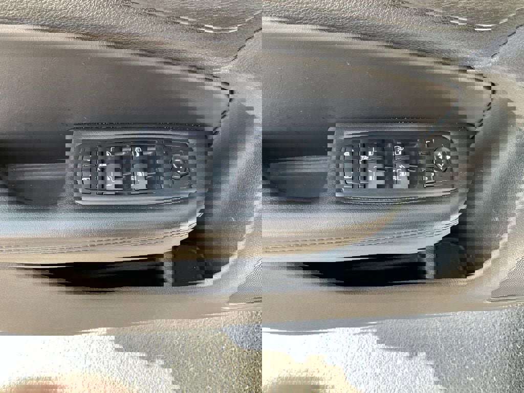 Used 2017 Chrysler 200 Limited Platinum image 5