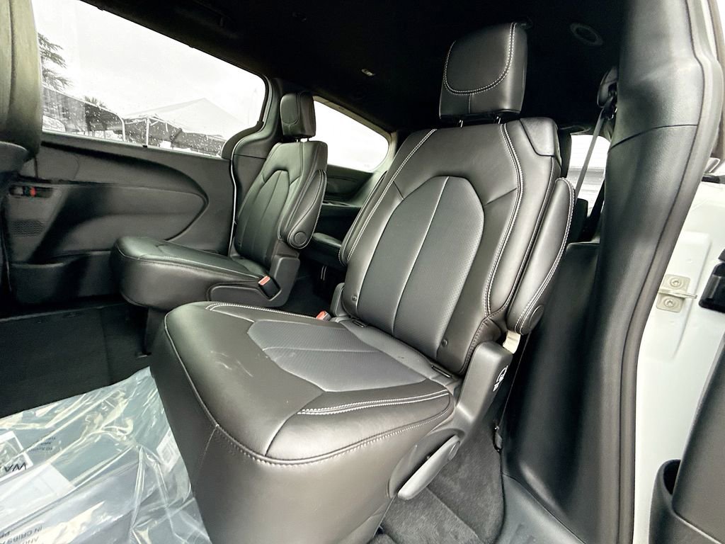 New 2026 Chrysler Pacifica Select FWD image 26