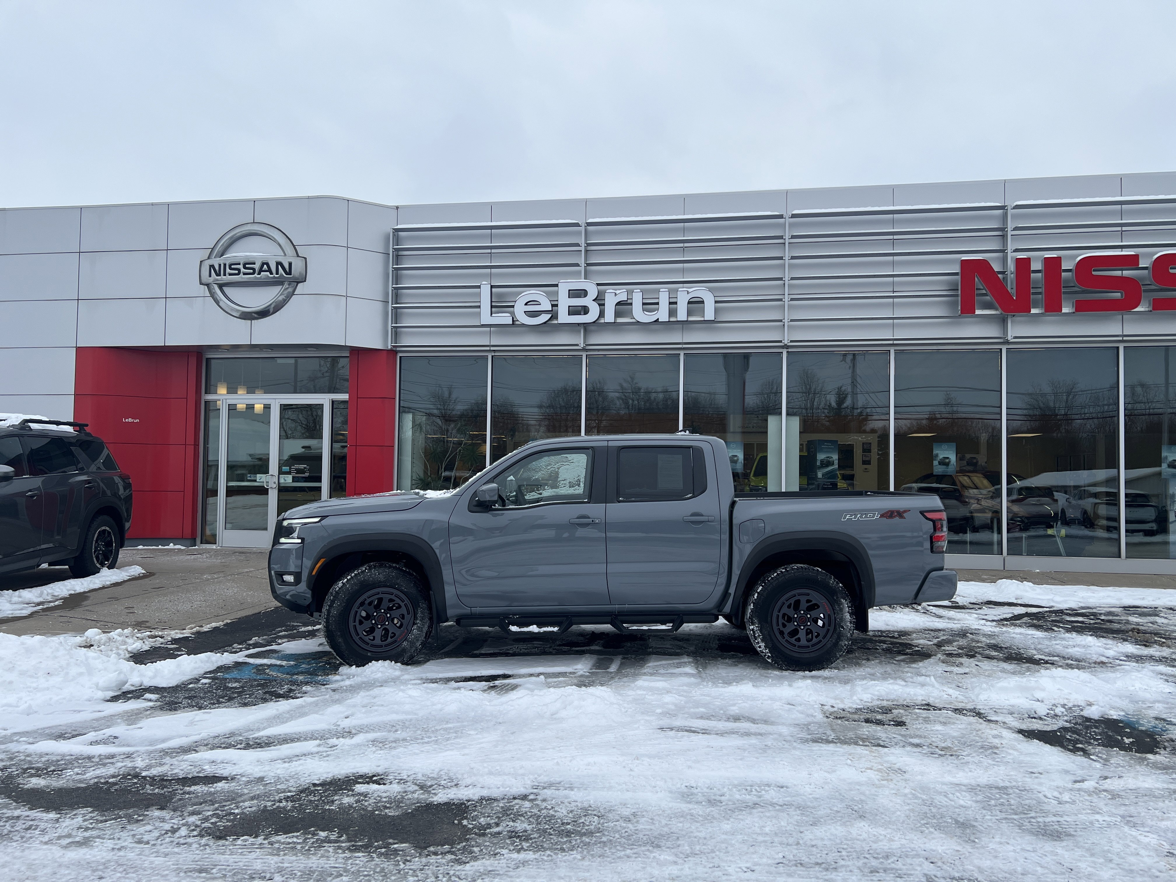 Used 2025 Nissan Frontier PRO-4X w/ Pro Convenience Package image 2