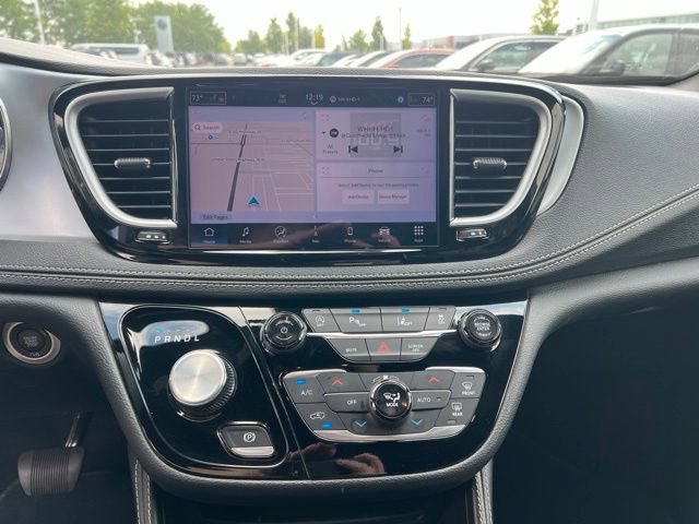 Used 2025 Chrysler Pacifica Limited FWD image 18