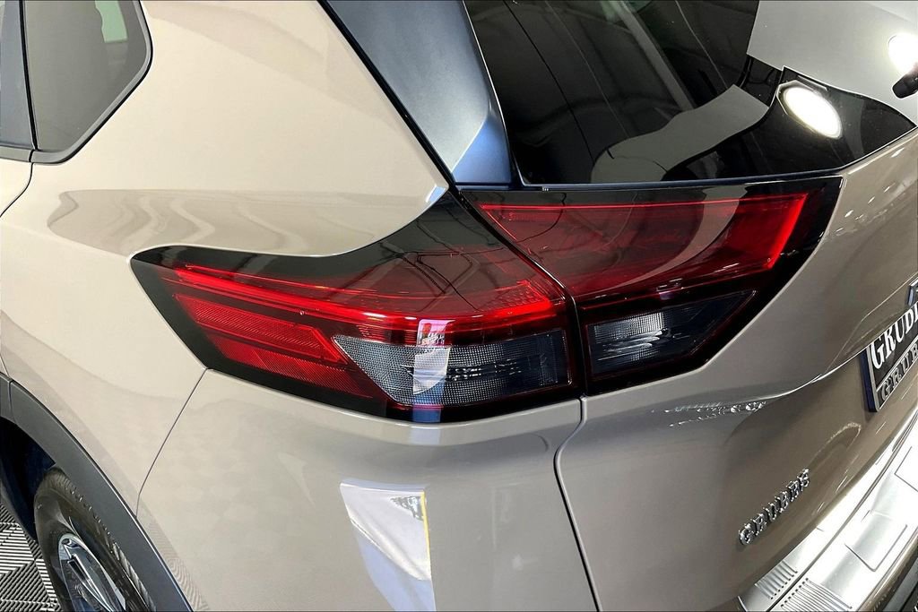 Used 2025 Nissan Rogue SV image 40