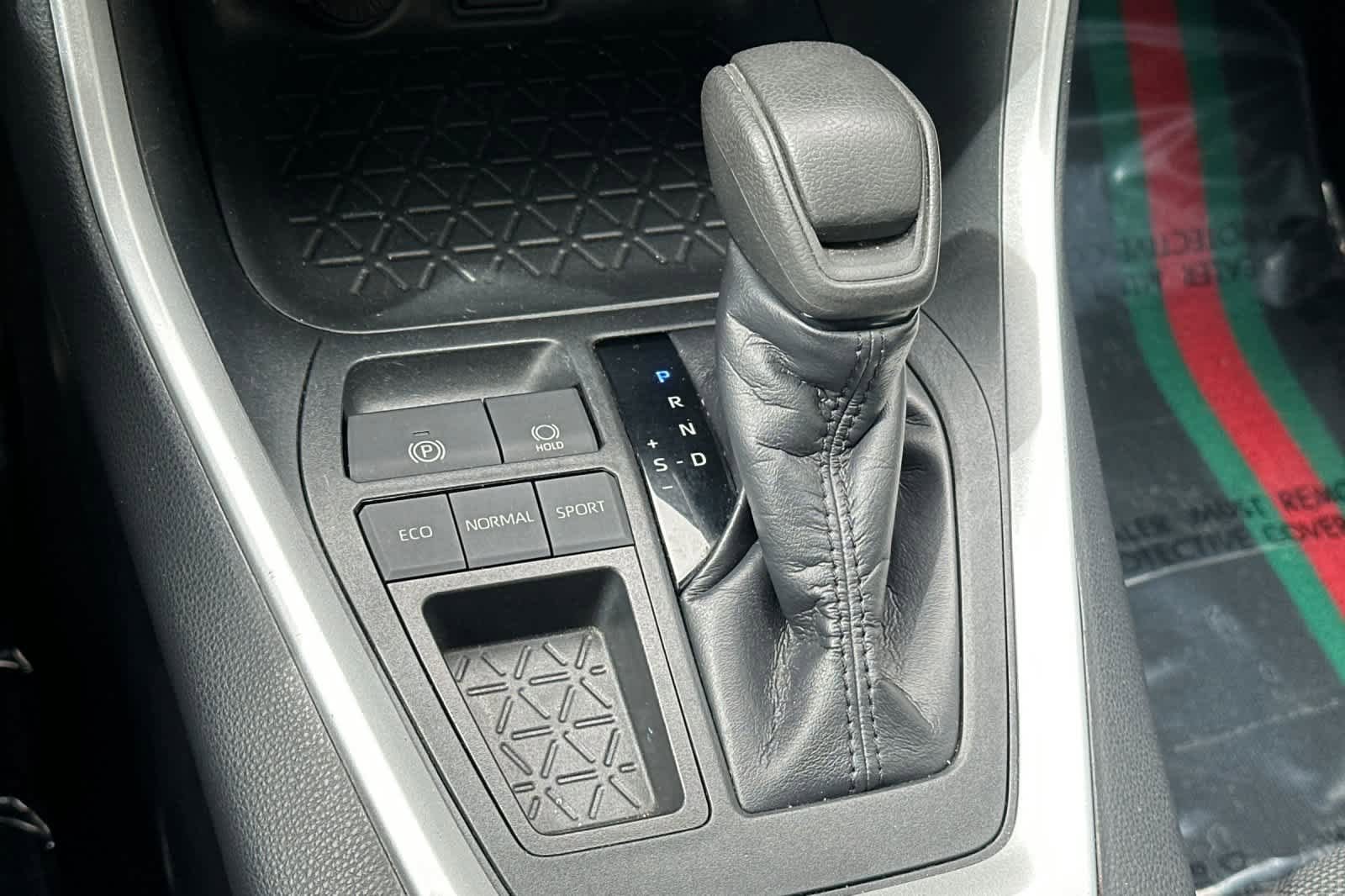 Used 2019 Toyota RAV4 LE w/ Carpet Mat Package FWD image 23