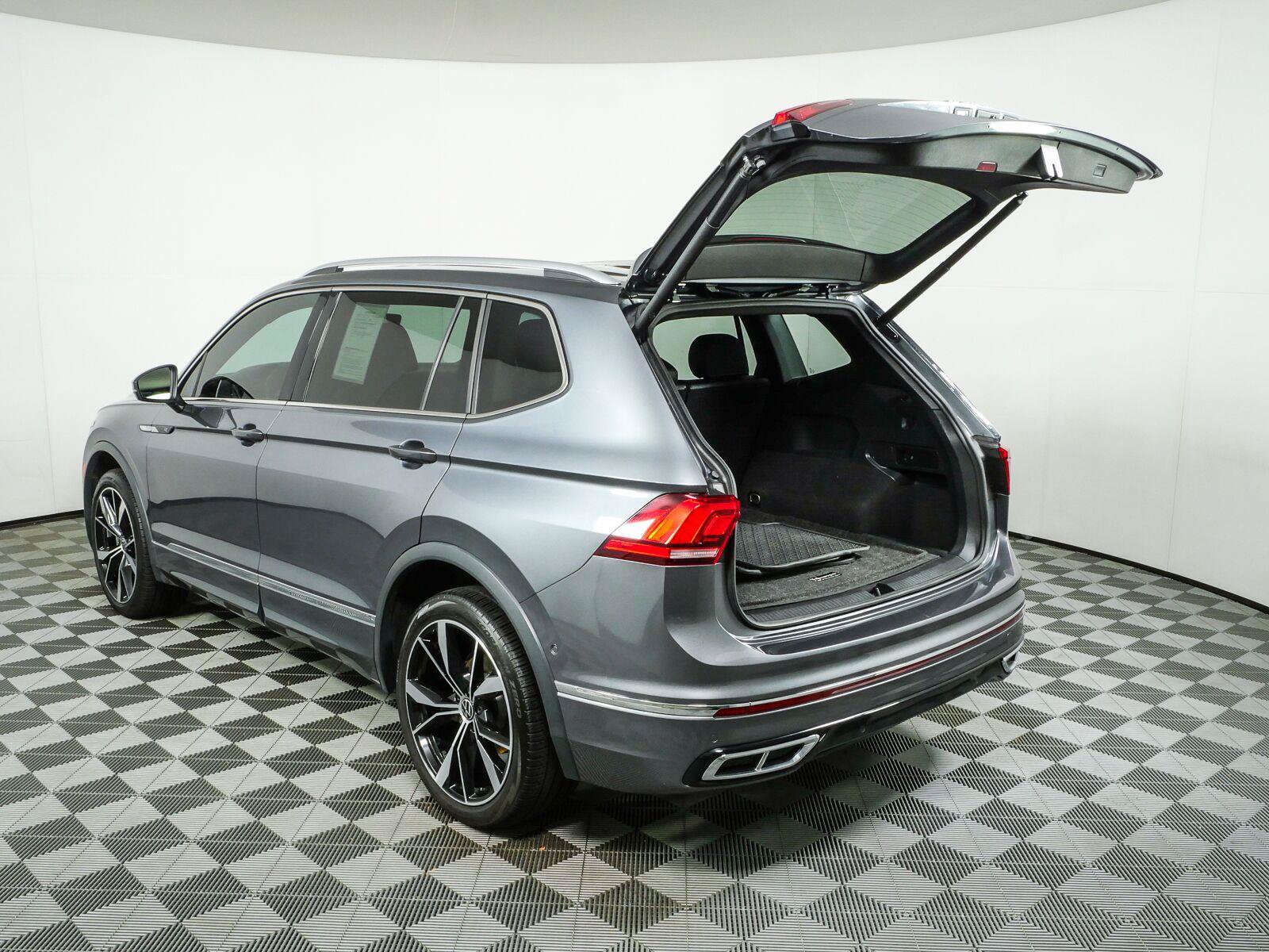 Used 2022 Volkswagen Tiguan SEL R-Line AWD/4WD image 35