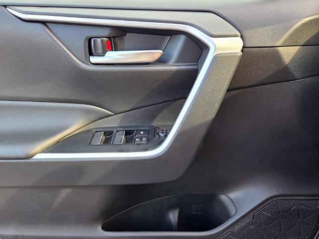 Used 2025 Toyota RAV4 XLE FWD image 37