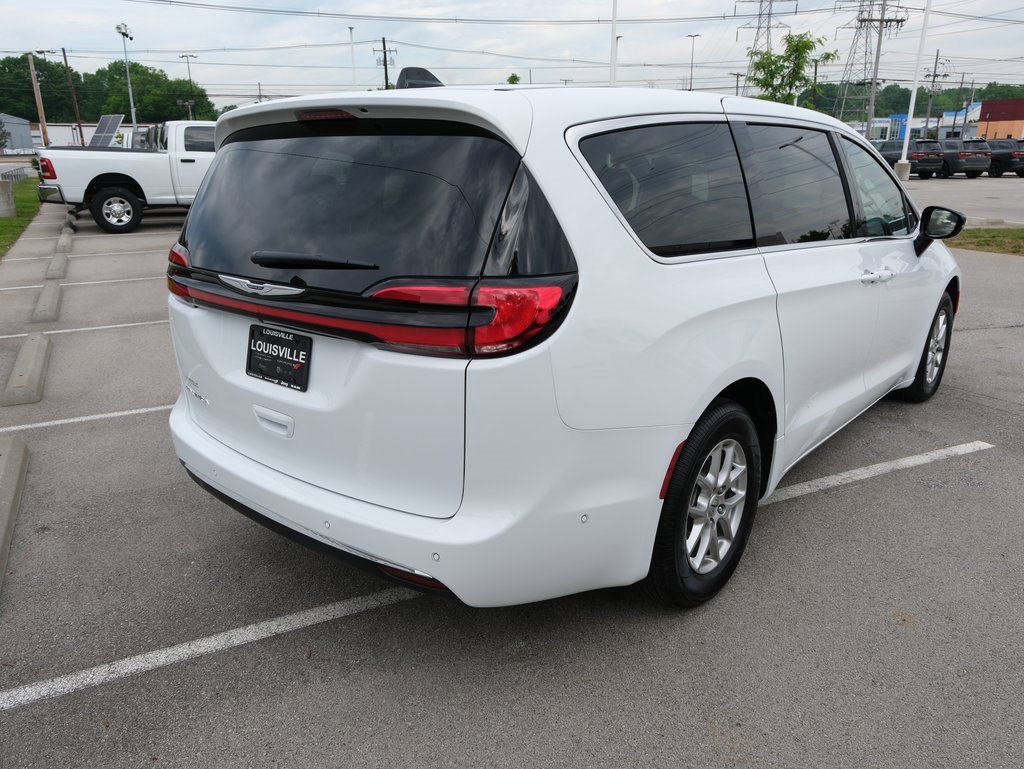 New 2025 Chrysler Pacifica Select image 8