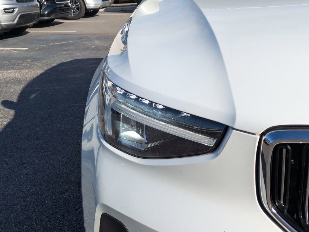 Used 2023 Volvo XC40 B5 Plus image 9