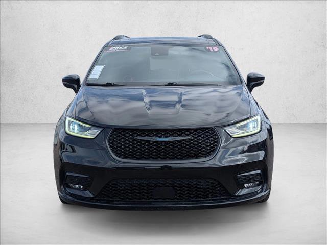 Used 2021 Chrysler Pacifica Limited w/ Uconnect Theater Family Group image 2