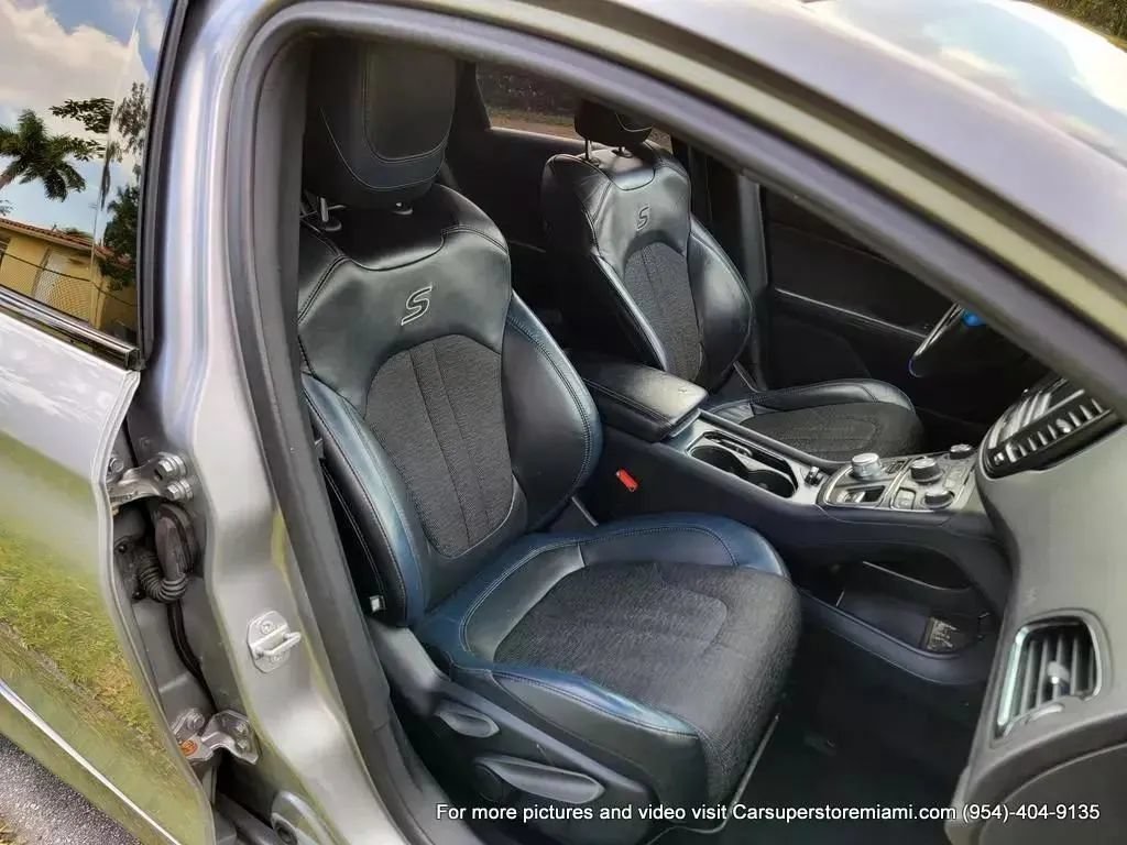 Used 2015 Chrysler 200 S FWD image 18
