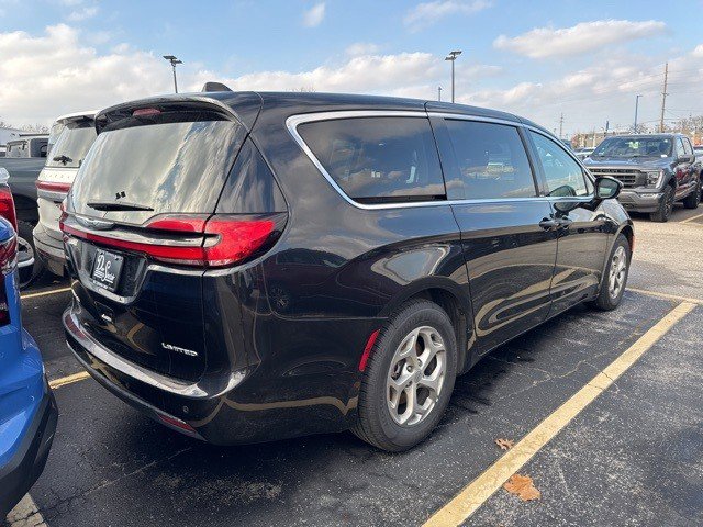 Used 2024 Chrysler Pacifica Limited image 6