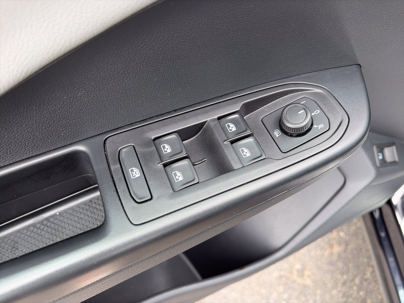 Certified 2024 Volkswagen Taos SE AWD/4WD image 15
