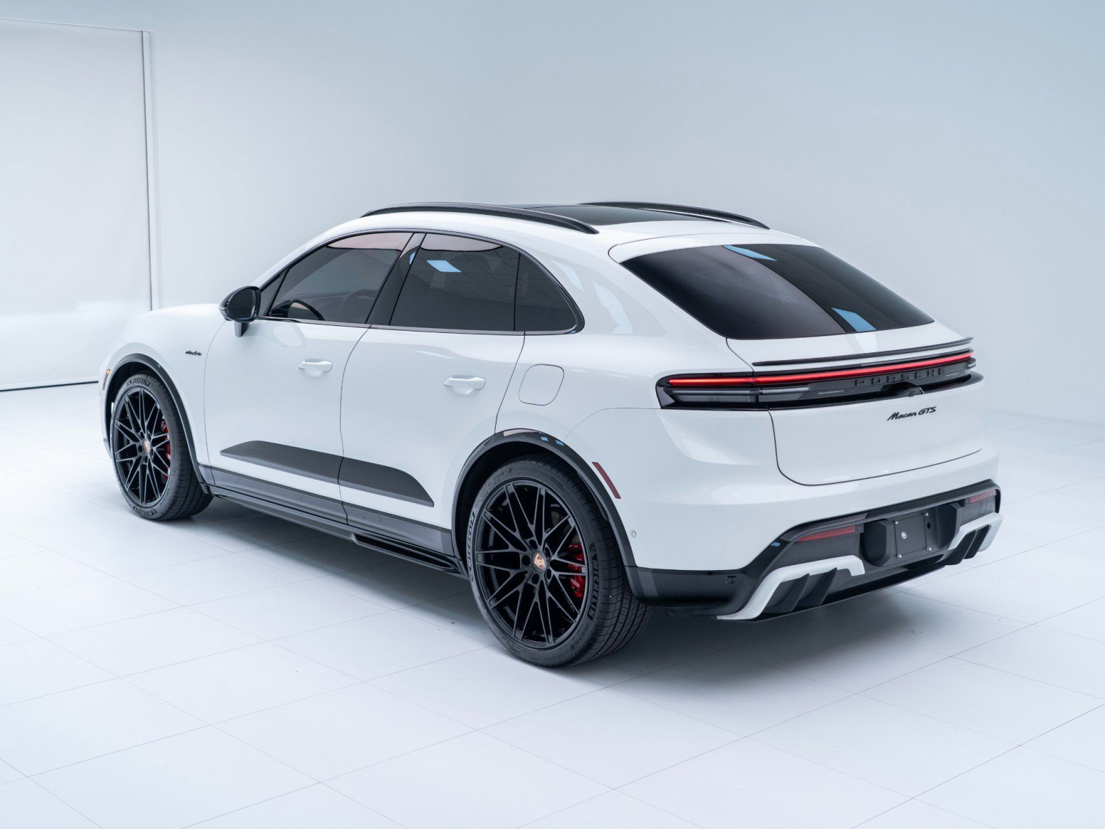 Certified 2026 Porsche Macan GTS Electric image 3