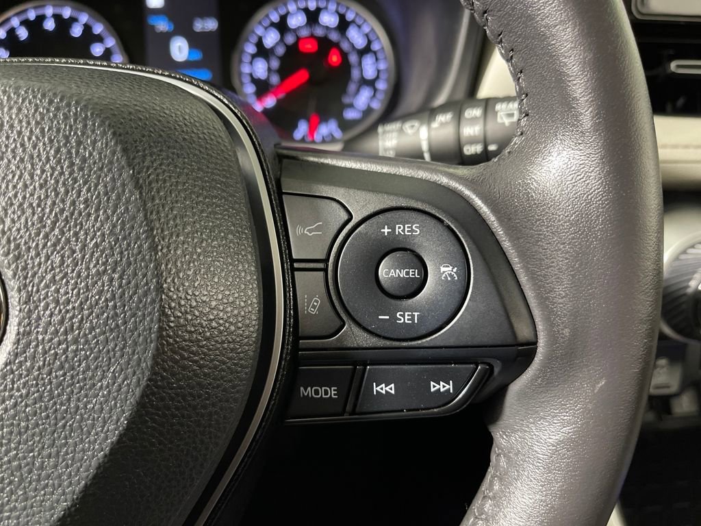 Used 2022 Toyota RAV4 XLE Premium image 27
