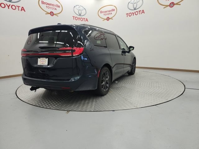 Used 2022 Chrysler Pacifica Limited w/ Uconnect Theater Family Group FWD image 8