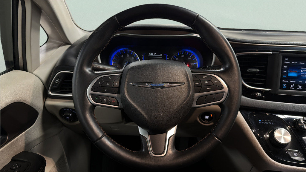 Used 2018 Chrysler Pacifica Touring-L FWD image 36