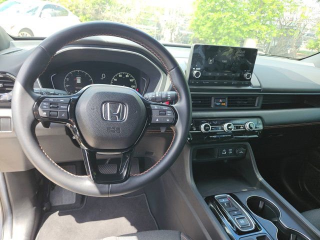 Used 2025 Honda Pilot Sport image 17