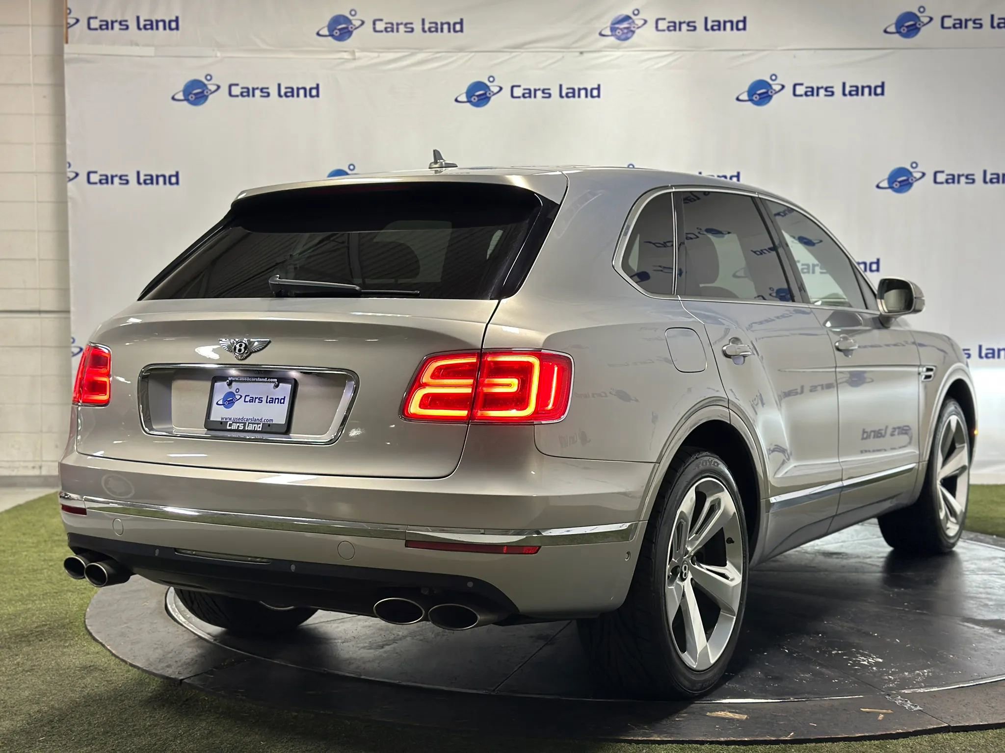 Used 2018 Bentley Bentayga AWD/4WD image 1